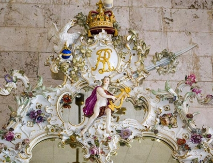 Аполлон на большом мейсенском фарфоровом зеркале в Назарьево